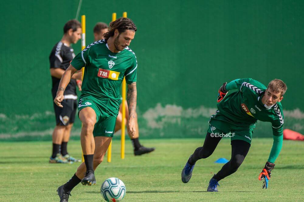 Juan Cruz conduce un balón durante un entrenamiento con el Elche CF / Elche C.F. Oficial